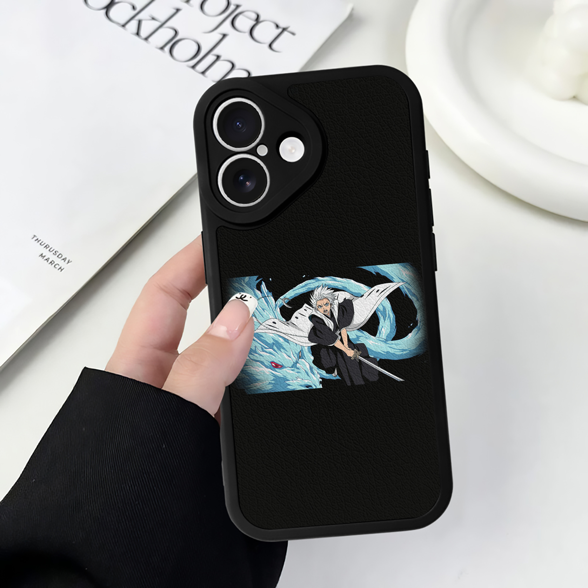 （画像用） ブリーチ 日番谷冬獅郎（ひつがや とうしろう） BLEACH Hitsugaya Toushirou 【iPhone 16シリーズ対応】シリコンスマホケース（レザー調） 材質：シリコン
